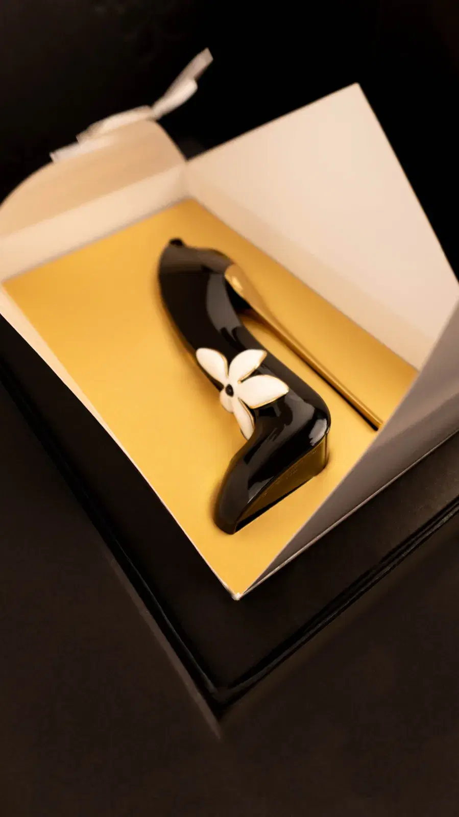 Frasco em forma de sapato do press kit Good Girl, da Carolina Herrera, na caixa produzida pela PKC